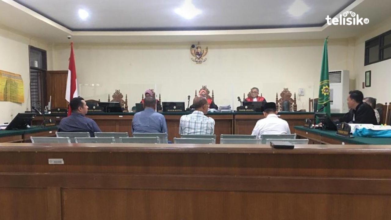 Tiga orang saksi dari pihak Alfamidi dalam persidangan kasus dugaan suap perizinan gerai. Foto: Ahmad Badaruddin/Telisik