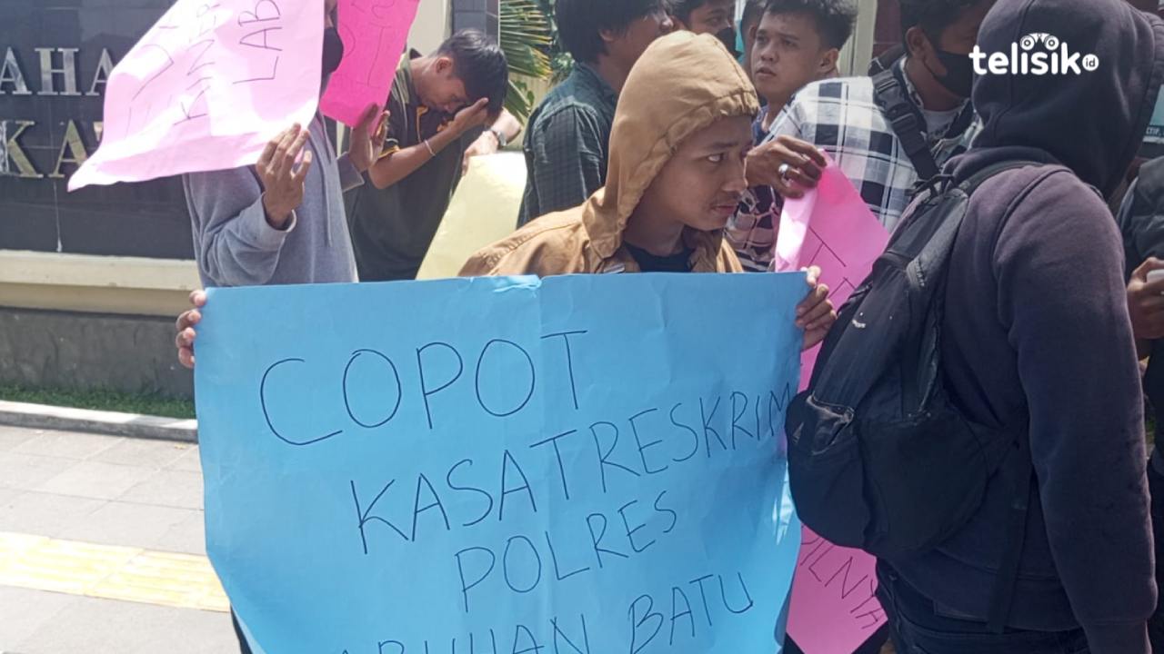 Massa dari Mahasiswa Peduli Masyarakat Indonesia ketika berdemonstrasi, mendesak Kapolri dan Kapolda Sumatera Utara mencopot Kapolres Labuhanbatu dan Kasatreskrimnya. Foto: Reza Fahlefy/Telisik