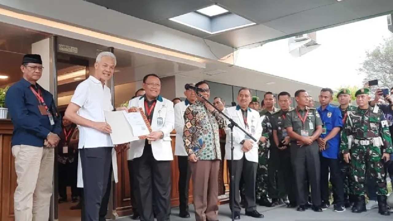 Ganjar Pranowo menerima berita acara hasil pemeriksaan kesehatan bersama Mahfud MD yang diserahkan Kepala RSPAD Gatot Soebroto, Letjen TNI dr. Albertus Budi Sulistya, Minggu (22/10/2023) sore. Foto: Ist.
