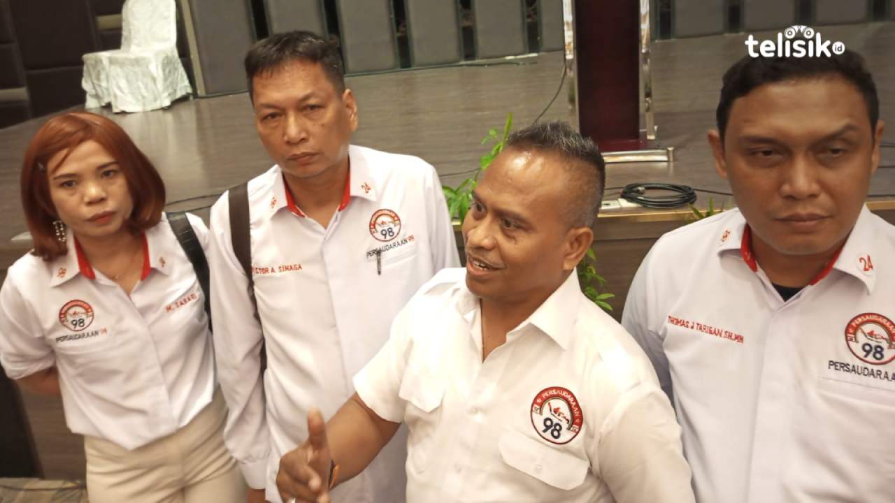Ketua Umum  Persaudaraan 98 Wahab Talaohu (dua dari kanan) bersama pengurus Persaudaraan 98 Sumatera Utara ketika memberikan penjelasan kepada sejumlah awak media. Foto: Reza Fahlefy/Telisik