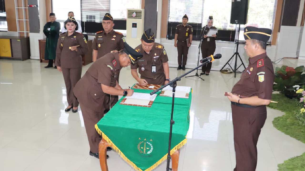 Kajati Lampung, Nanang Sigit Yulianto melantik Agustinus Baka Tangdililing sebagai Kejari Lampung Timur. Foto: Ist.
