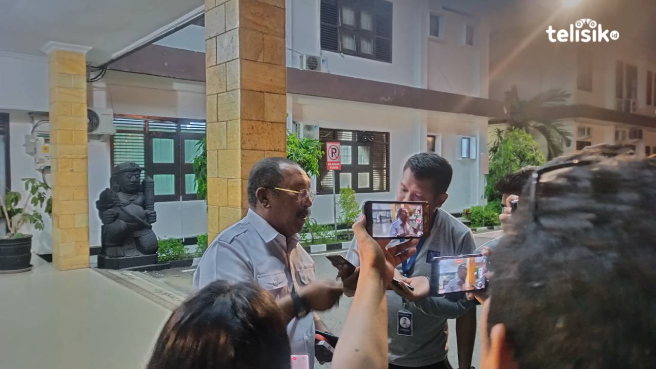 Pj Bupati Bombana, Burhanuddin, saat memberikan keterangan kepada awak media. Foto: Ahmad Jaelani/Telisik