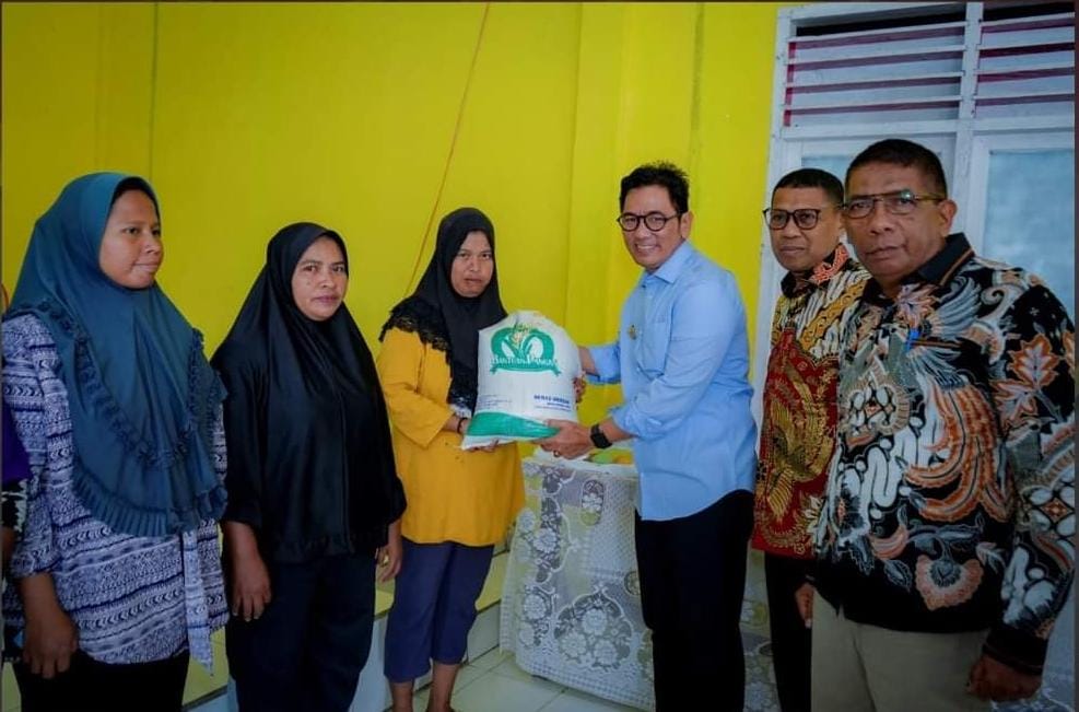 Pj Bupati Buton Tengah, Muh Yusuf saat menyalurkan beras cadangan pangan pada masyarakat. Foto: Ist.