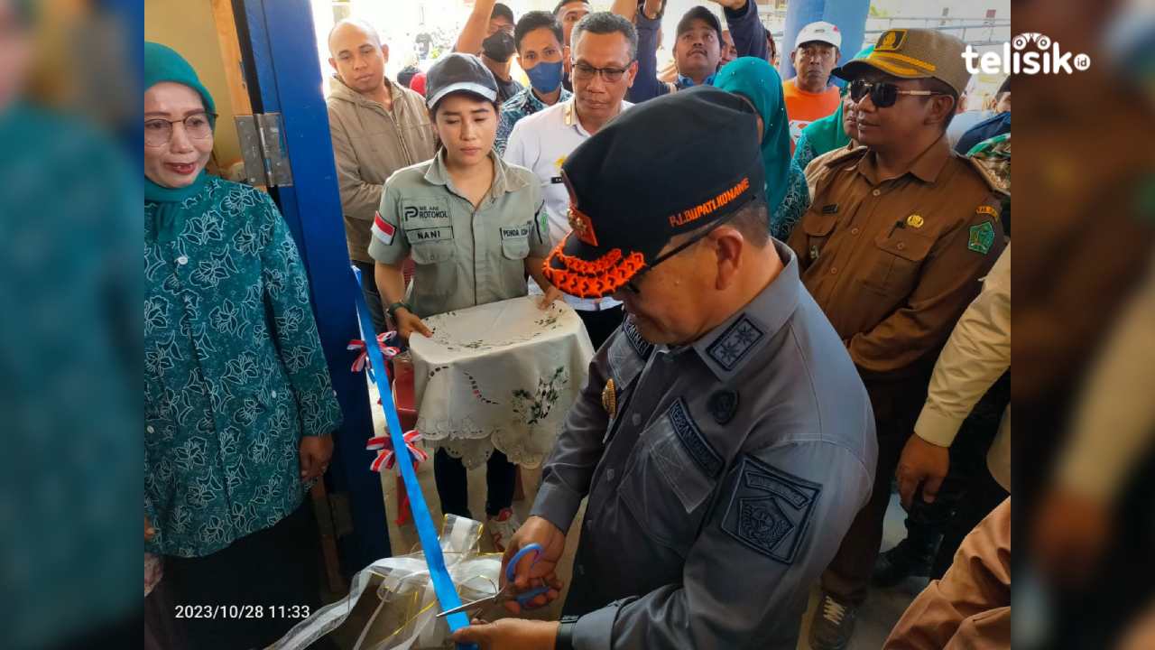 Pj Bupati Konawe saat melakukan pemotongan pita dalam peresmian gedung serbaguna di Kecamatan Kapoiala. Foto: Sigit Purnomo/Telisik