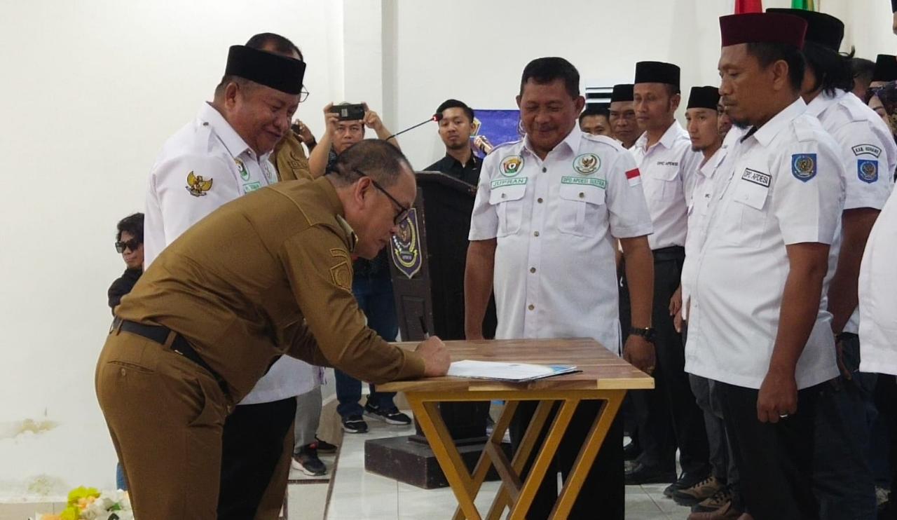 Pj Bupati Konawe, Harmin Ramba resmi melantik pengurus DPC Apdesi Konawe. Foto: Ist.