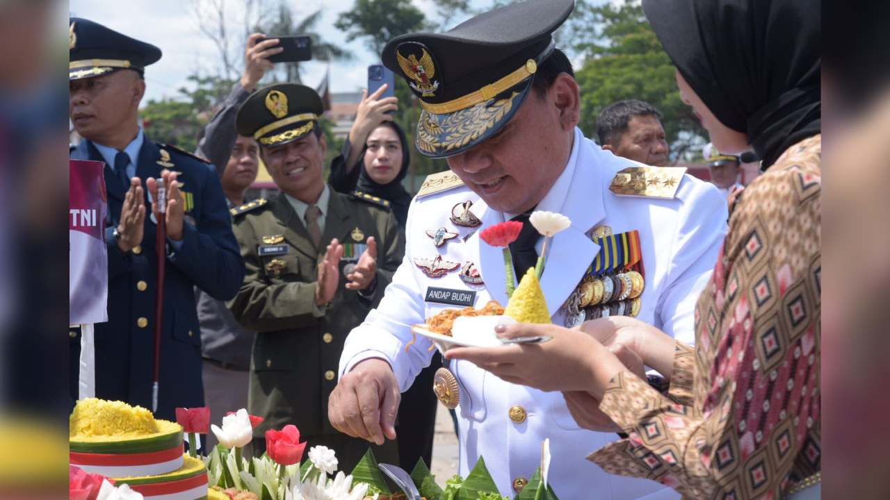 Pj Gubernur Sulawesi Tenggara, Andap Budhi Revianto saat pemotongan tumpeng HUT ke-78 TNI di lapangan Eks MTQ Kota Kendari, Kamis (5/10/2023). Foto: Ist.