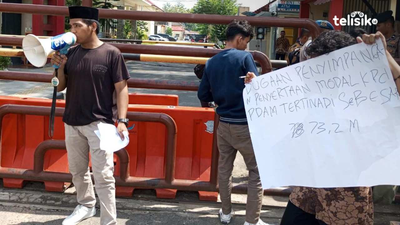 Massa dari Aliansi Koalisi Pemerhati Indonesia Raya (Kapir) berdemonstrasi ke Markas Polda Sumatera Utara, Jalan Sisingamangaraja Medan. Foto: Reza Fahlefy/Telisik