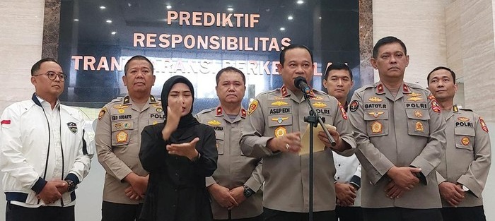 Kepala Operasi NCS, Irjen Asep Edi Suheri (tengah), menjelaskan kepada wartawan terkait Satgas yang ditugaskan selama tahapan Pemilu 2024 di Mabes Polri, Jakarta, Selasa (3/10/2023)