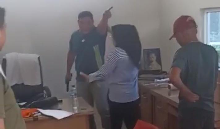 Pria berkacamata meletuskan senjata ke arah atas saat dikerumuni sejumlah pemuda dan viral di media sosial. Foto: Screenshot video viral