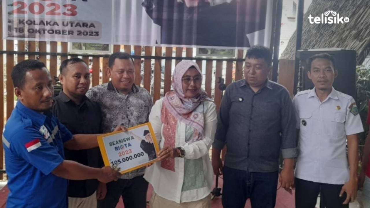Penyerahan secara simbolis beasiswa berprestasi untuk 30 mahasiswa dari perwakilan perusahaan PT Riota ke Kepala Desa Totallang. Foto: Muh Risal H/Telisik