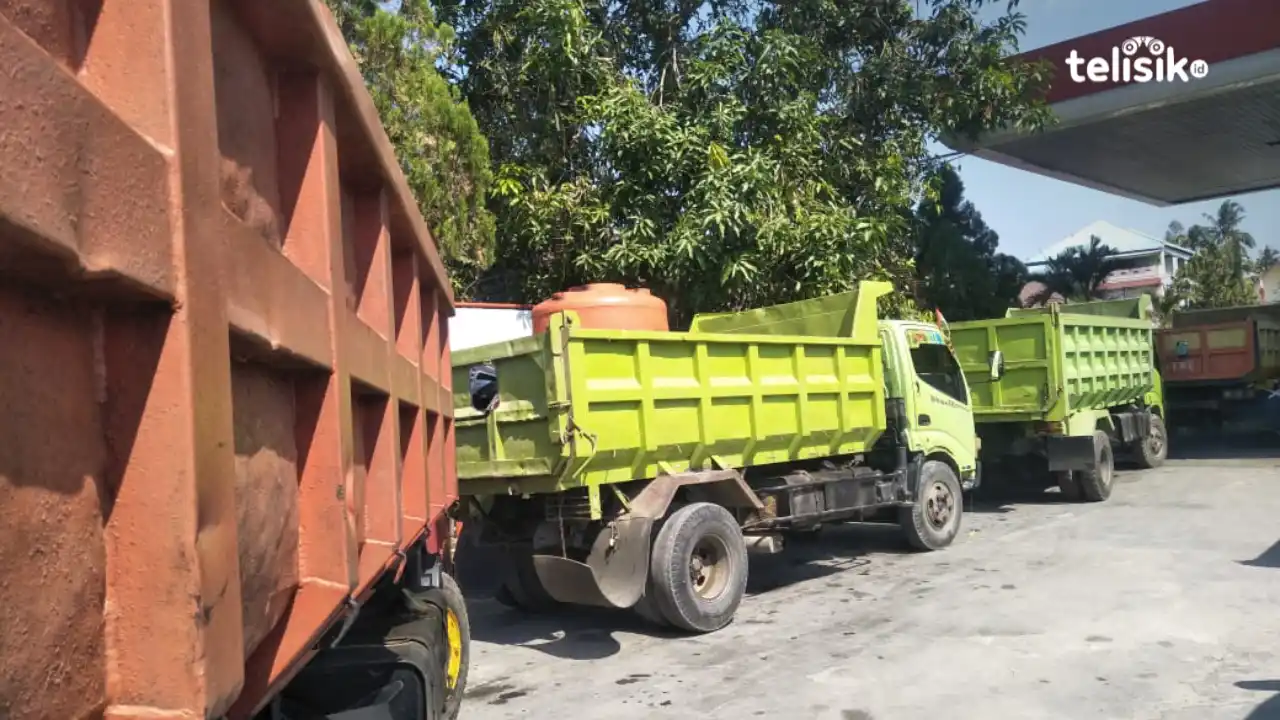 Mobil truk pemuat pasir yang sedang antre untuk mendapatkan solar subsidi SPBU Puuwatu. Foto: Thamrin Dalby/Telisik