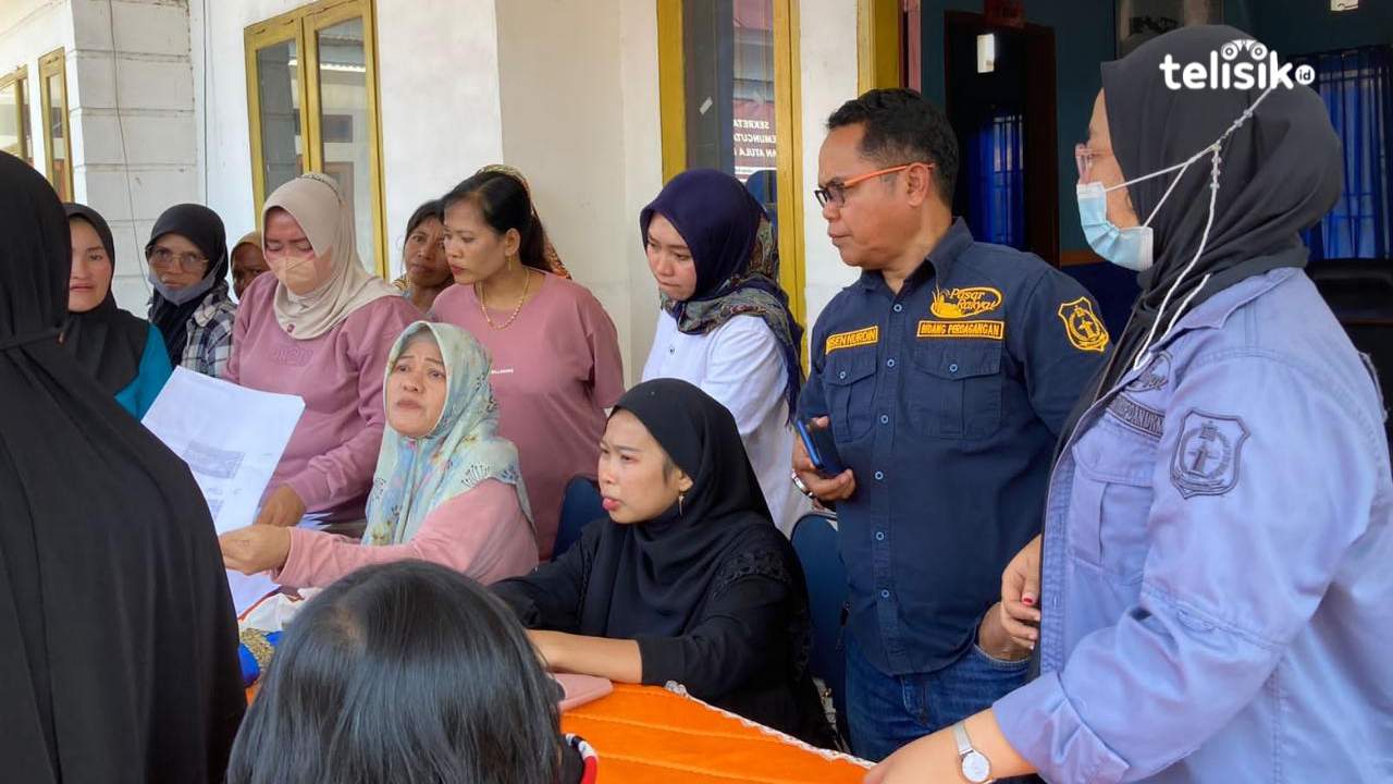 Pelaksanaan pasar murah elpiji 3 Kg di 3 kecamatan, Kabupaten Kolaka Timur. Foto: Sigit Purnomo/Telisik