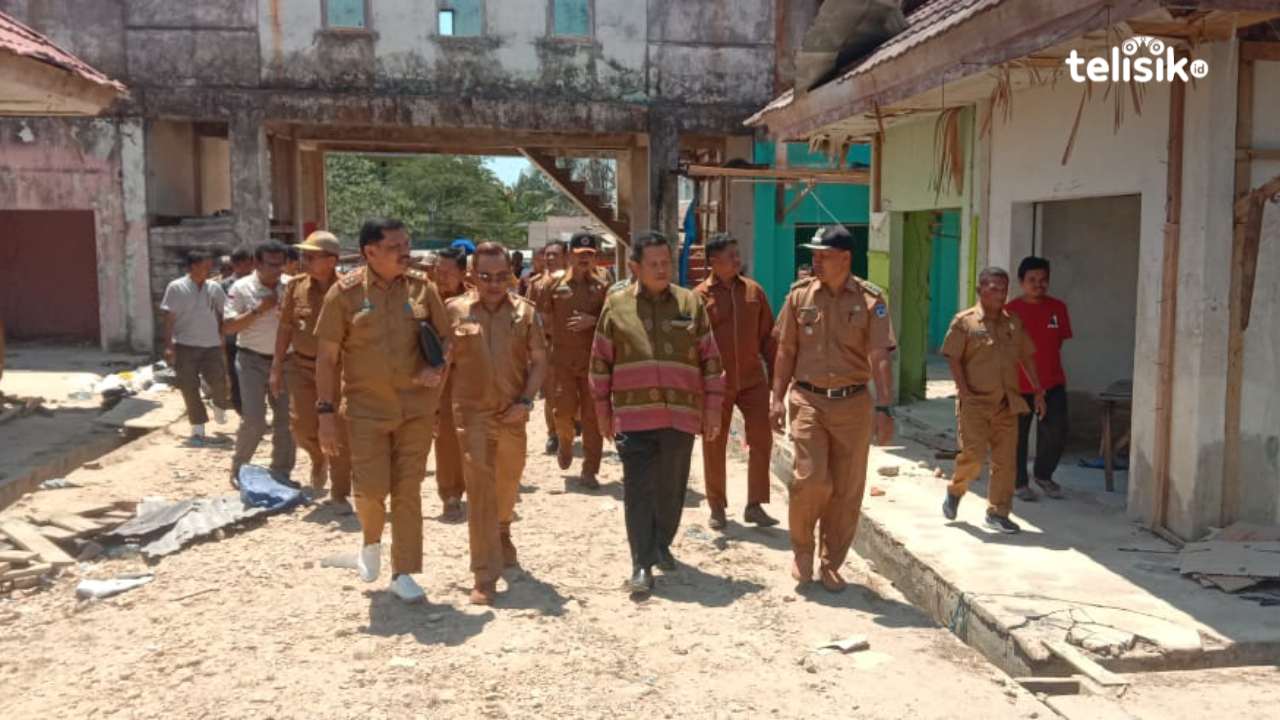 Bupati Muna, LM Rusman Emba bersama Sekda, Eddy Uga saat meninjau pasar Wakuru yang terbakar. Foto: Sunaryo/Telisik