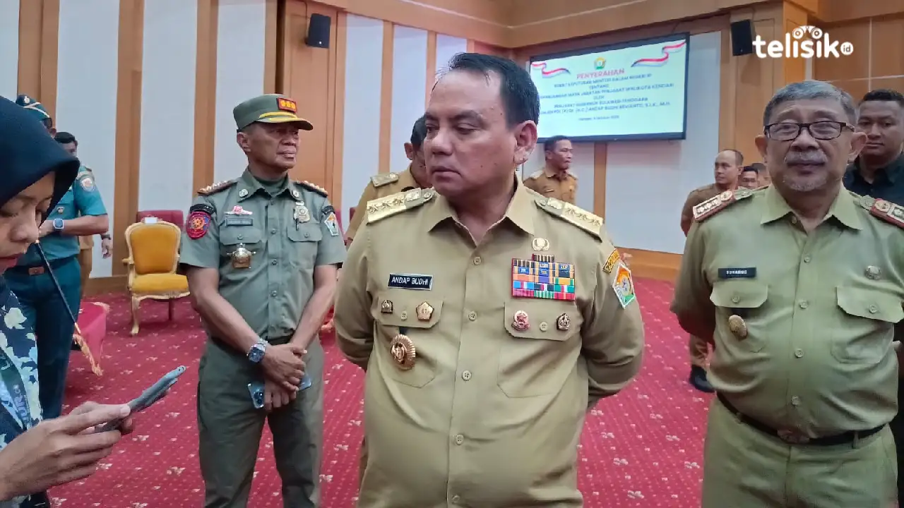 Pj Gubernur Sulawesi Tenggara, Andap Budhi Revianto, meminta OPD bergerak cari solusi kekeringan dan gagal panen di beberapa daerah. Foto: Adinda Septia Putri/Telisik