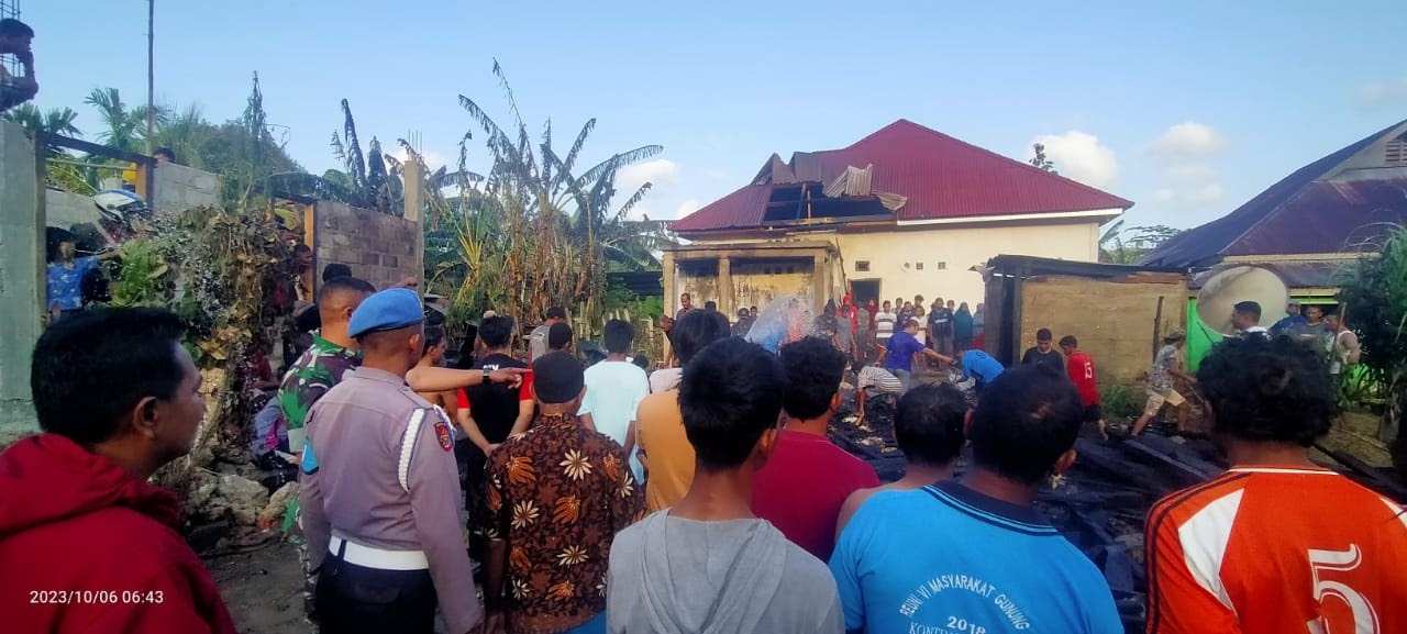 Rumah salah seorang warga Dusun Teu, Desa Gunung Sejuk, Kecamatan Sampolawa, kabupaten Buton Selatan hangus dilalap si jago merah pada Jumat 6 Oktober 2023 sekitara pukul 05.30 Wita. Foto: Ist.