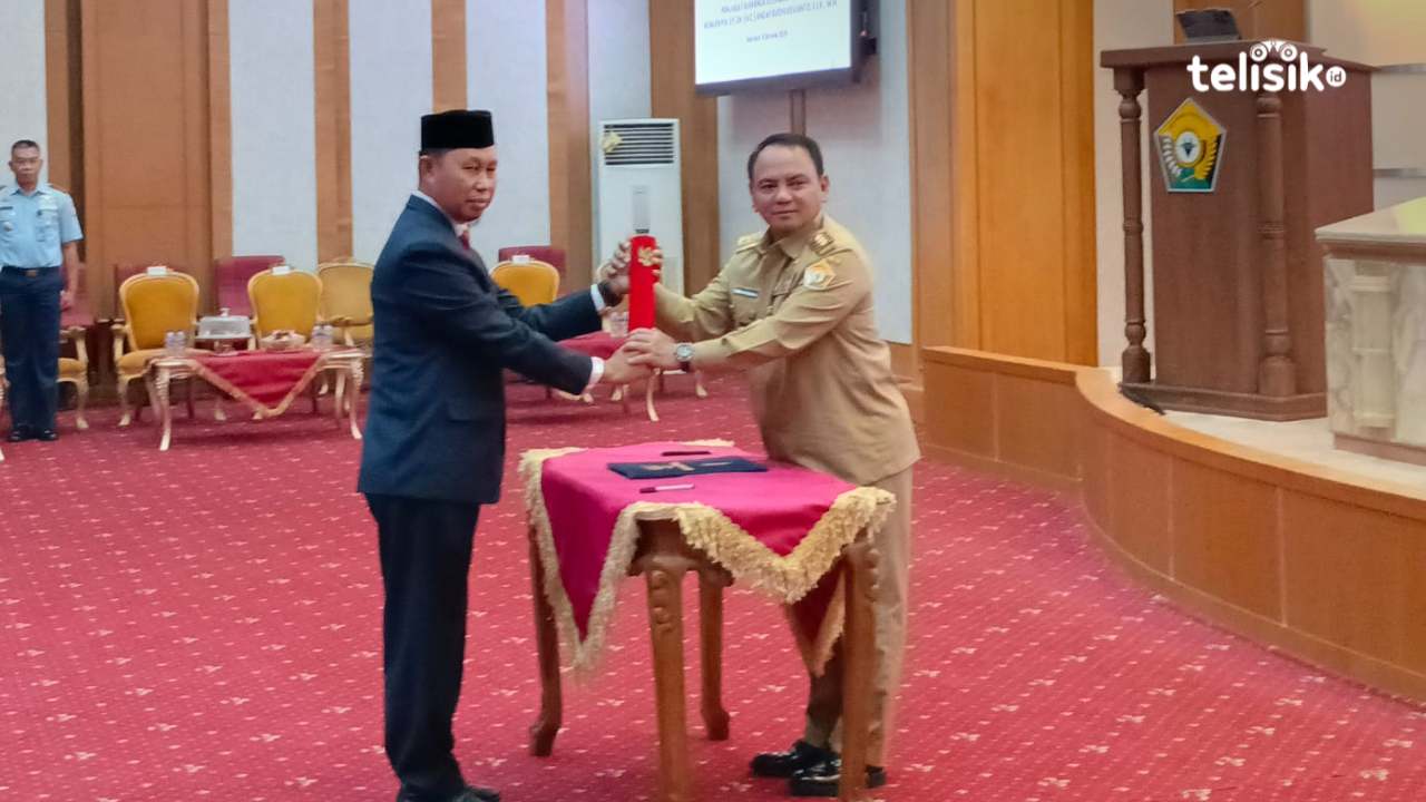 Penyerahan SK perpanjangan masa jabatan Pj Wali Kota Kendari, Asmawa Tosepu oleh Pj Gubernur Sulawesi Tenggara, Andap Budhi Revianto. Foto: Adinda Septia Putri/Telisik