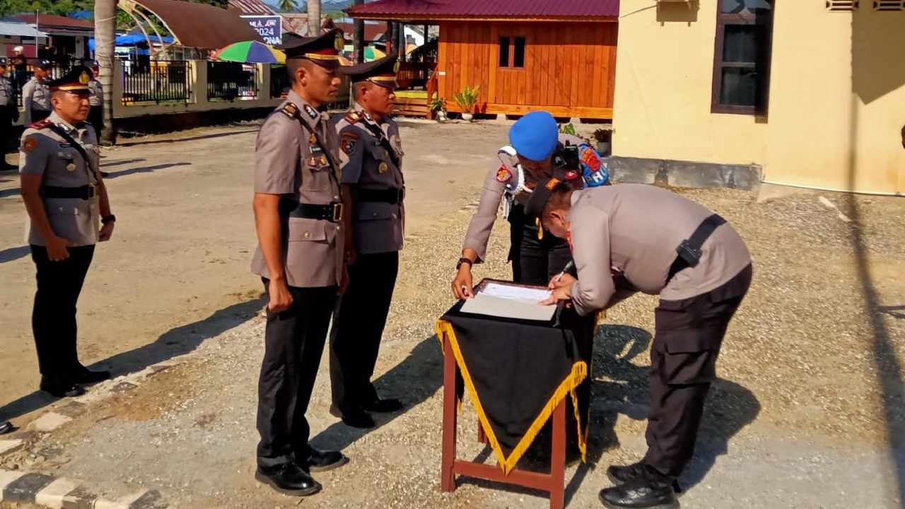 Serah terima jabatan Kabag Ops dan Kapolsek Mowewe serta penyerahan jabatan baru kepada Kabag Res Polres Kolaka Timur. Foto: Ist.
