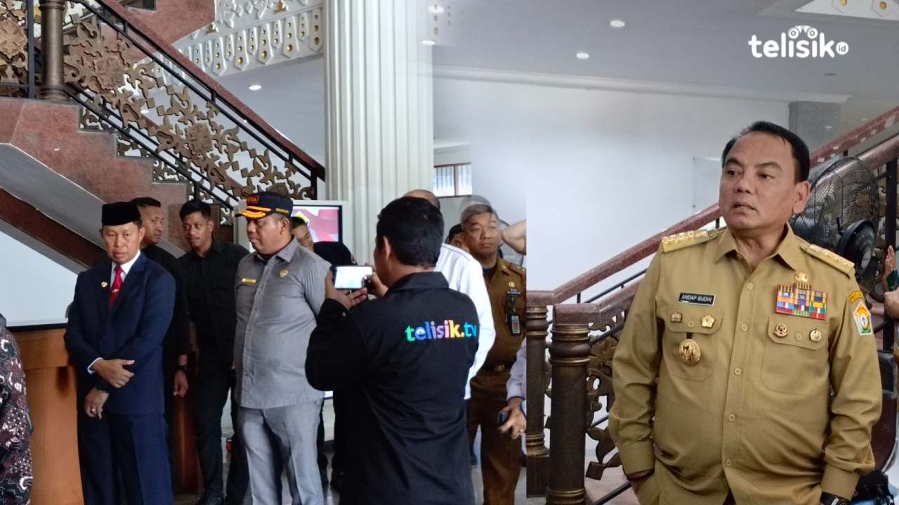 Asmawa Tosepu menemui Pj Gubernur Sulawesi Tenggara, Andap Budhi Revianto, sebelum penyerahan SK perpanjangan jabatannya. Foto: Adinda Septia Putri/Telisik