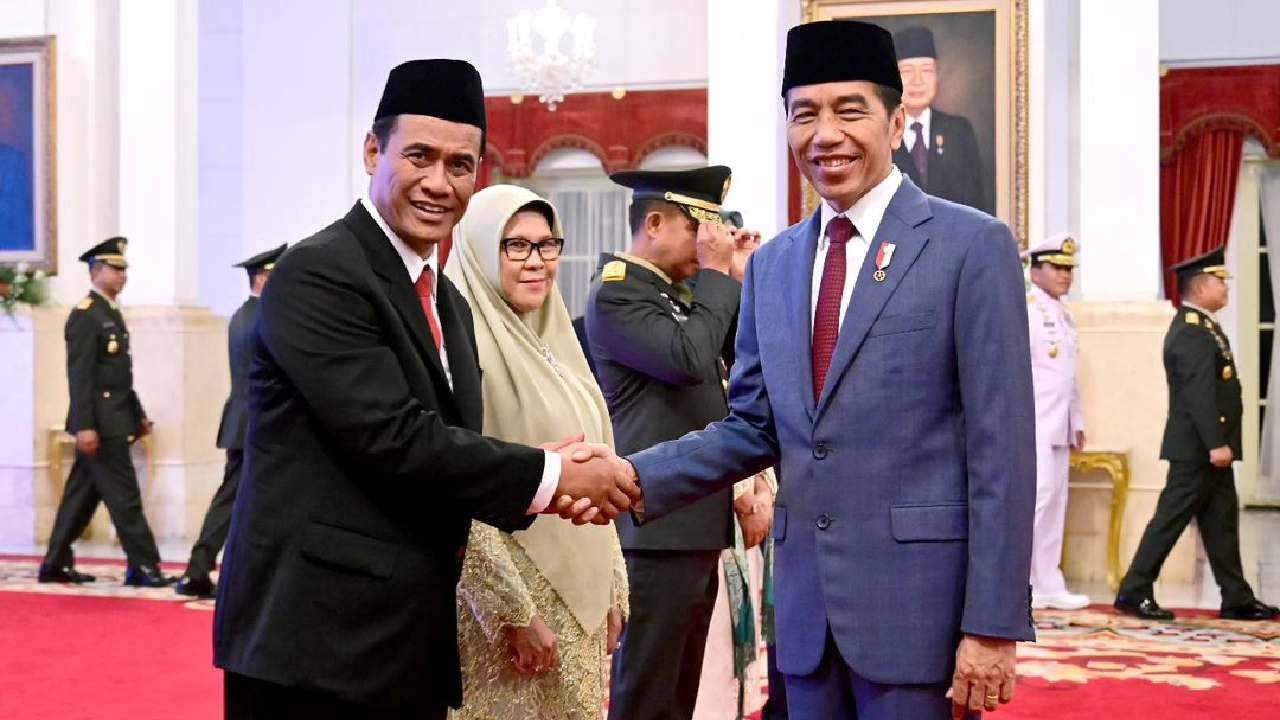 Amran Sulaiman saat dilantik oleh Presiden Jokowi menggantikan SYL yang terjerat kasus korupsi. Foto: Ig/Jokowi