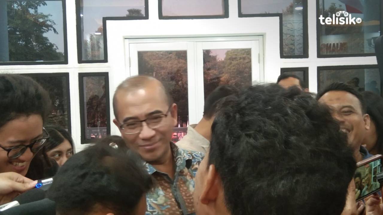 Ketua KPU RI, Hasyim Asy'ari menjelaskan peluang Gibran Rakabuming Raka untuk lanjut di Pilpres 2024 kepada para wartawan di kantor KPU RI, Jakarta Pusat, Jumat (27/10/2023). Foto: Mustaqim/Telisik