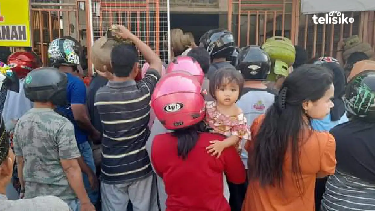 Potret warga Kecamatan Lasusua berebut elpiji 3 kg di salah satu pangkalan beberapa hari lalu. Foto: Muh Risal H/Telisik