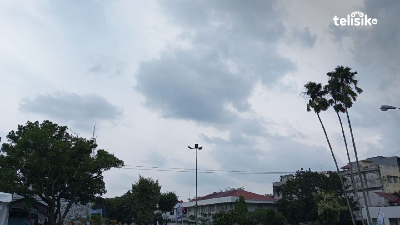 Cuaca di Kota Medan, Sumatera Utara dalam kondisi mendung berawan karena sudah memasuki musim penghujan. Foto: Reza Fahlefy/Telisik