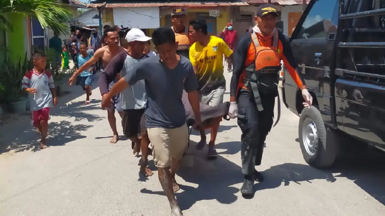 Basarnas bersama warga setempat mengevakuasi korban tabrakan dua kapal di Tanjung Pemali Buton. Foto: Ist.