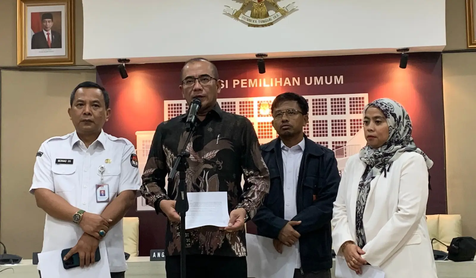 Ketua KPU Hasyim Asy'ari, memberi keterangan kepada para wartawan terkait sikap KPU merespons putusan MK yang memutuskan kepala daerah bisa dicalonkan sebagai presiden atau wakil presiden meski belum berusia 40 tahun. Foto: KPU RI