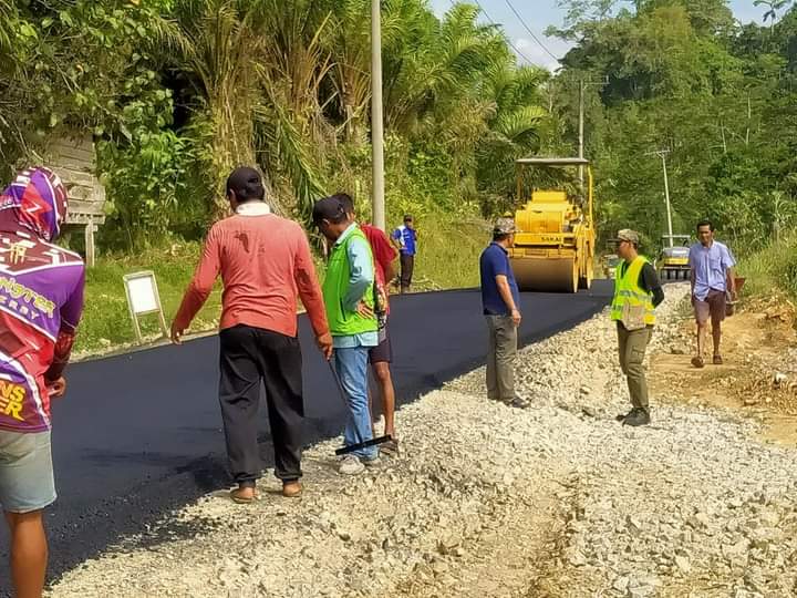 Proses pengaspalan ruas jalan Lelewawo-Porehu yang diduga menyalahi bestek. Foto: Ist.