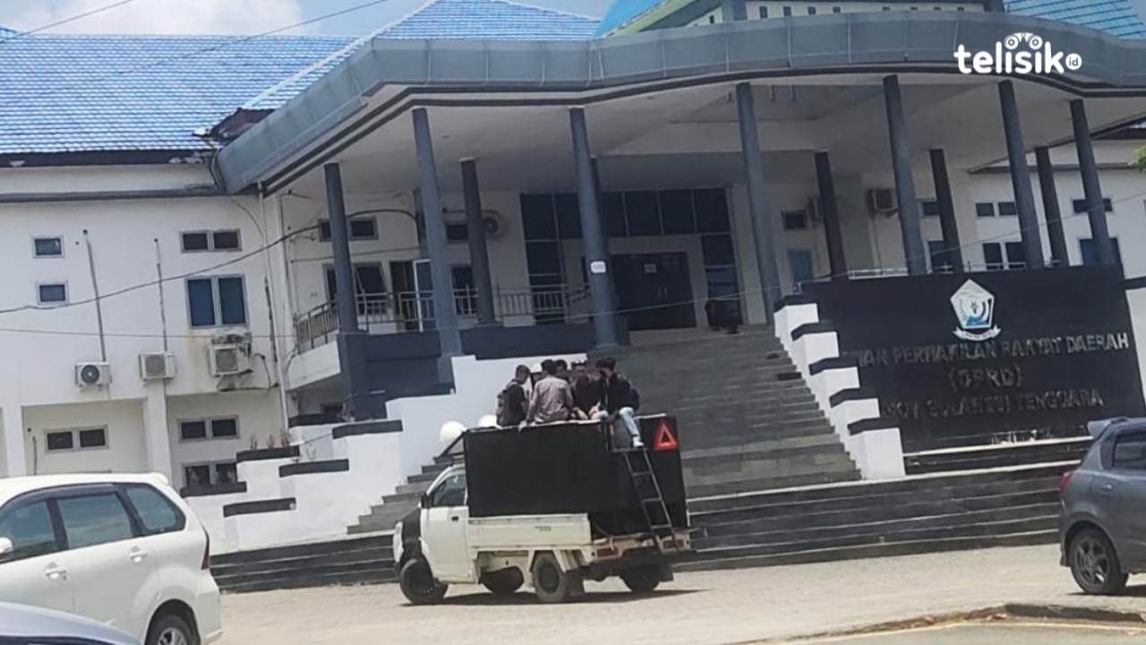 Forum Rakyat Sulawesi Tenggara berdemonstrasi di DPRD Sulawesi Tenggara tuntut manajemen K3 di tiga perusahaan Desa Wawatu, Kecamatan Moramo Utara, Konawe Selatan. Foto: Erni Yanti/Telisik