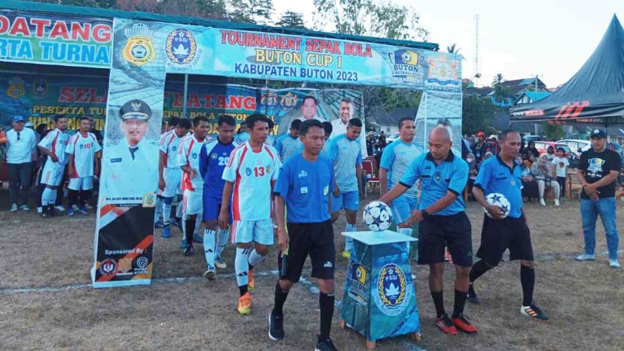 Pembukaan turnamen sepak bola Buton Cup 1 yang digelar di lapangan besar Banabungi, Kecamatan Pasarwajo, Kabupaten Buton. Foto: Ist.