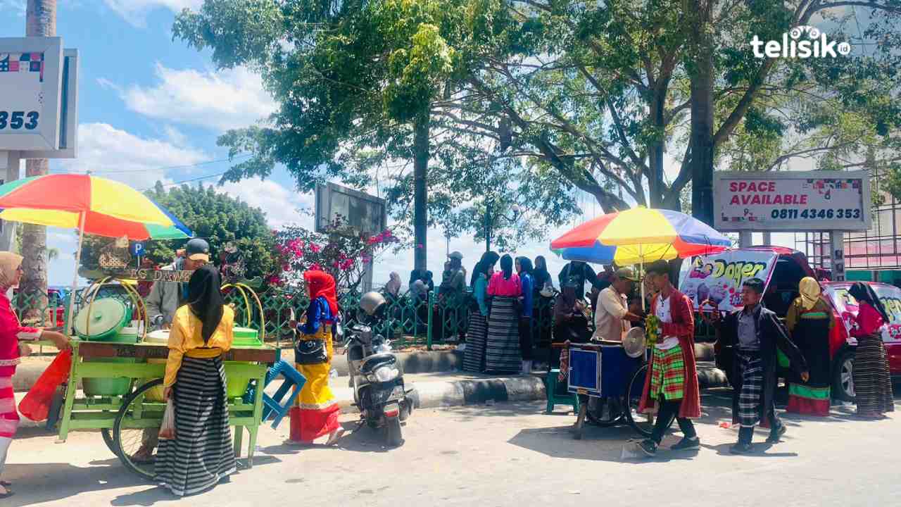 UMKM raup untung pada karnaval budaya Kota Baubau. Foto: Elfinasari/Telisik