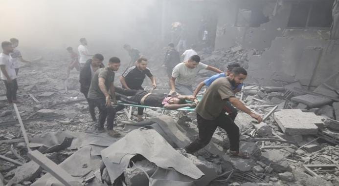 Saat ini, sebanyak 3.300 korban tewas dan lebih dari 13.000 orang terluka akibat serangan Israel serta 2,3 juta penduduk jalur Gaza terkepung yang berlangsung sejak 7 Oktober 2023. Foto: Viva.co.id
