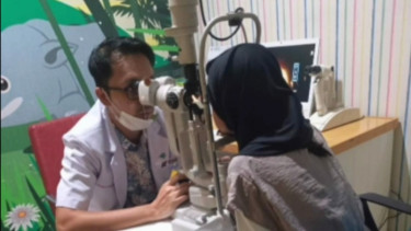 Korban, MF saat melakukan pemeriksaan. Mata korban rusak parah hingga alami kebutaan. Foto: Ist.