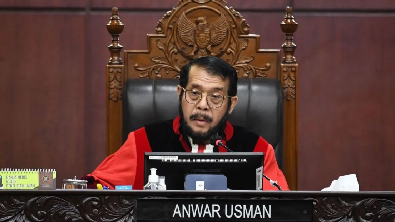 Ketua Mahkamah Konstitusi, Anwar Usman, saat membacakan putusan batas usia capres-cawapres dalam sidang MK, Jakarta, Senin (16/10/2023). Foto: Antara