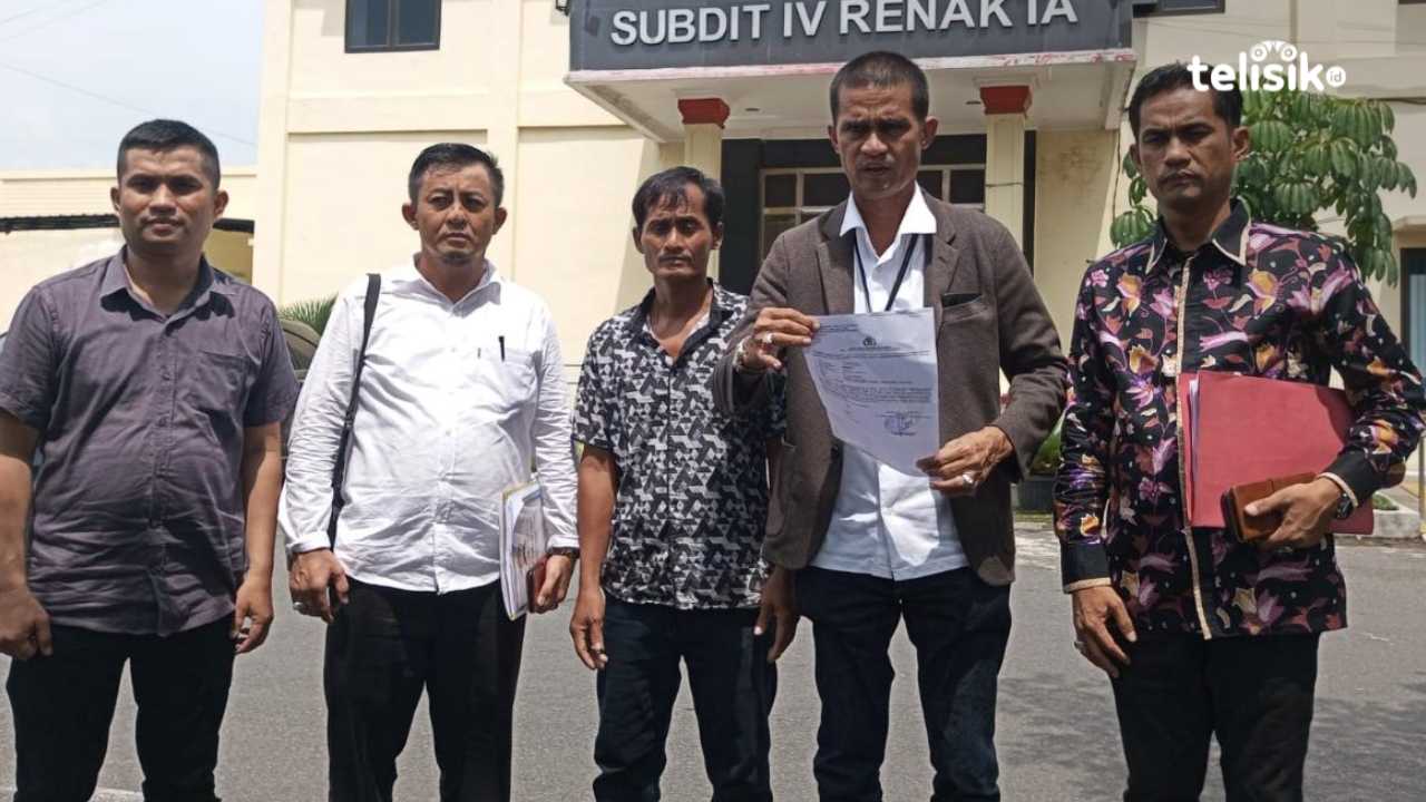 Ketua tim kuasa hukum Fatisokhi Hulu (memegang surat bukti laporan) usai melaporkan Noferman Zega ke Polda Sumatera Utara. Foto: Reza Fahlefy/Telisik