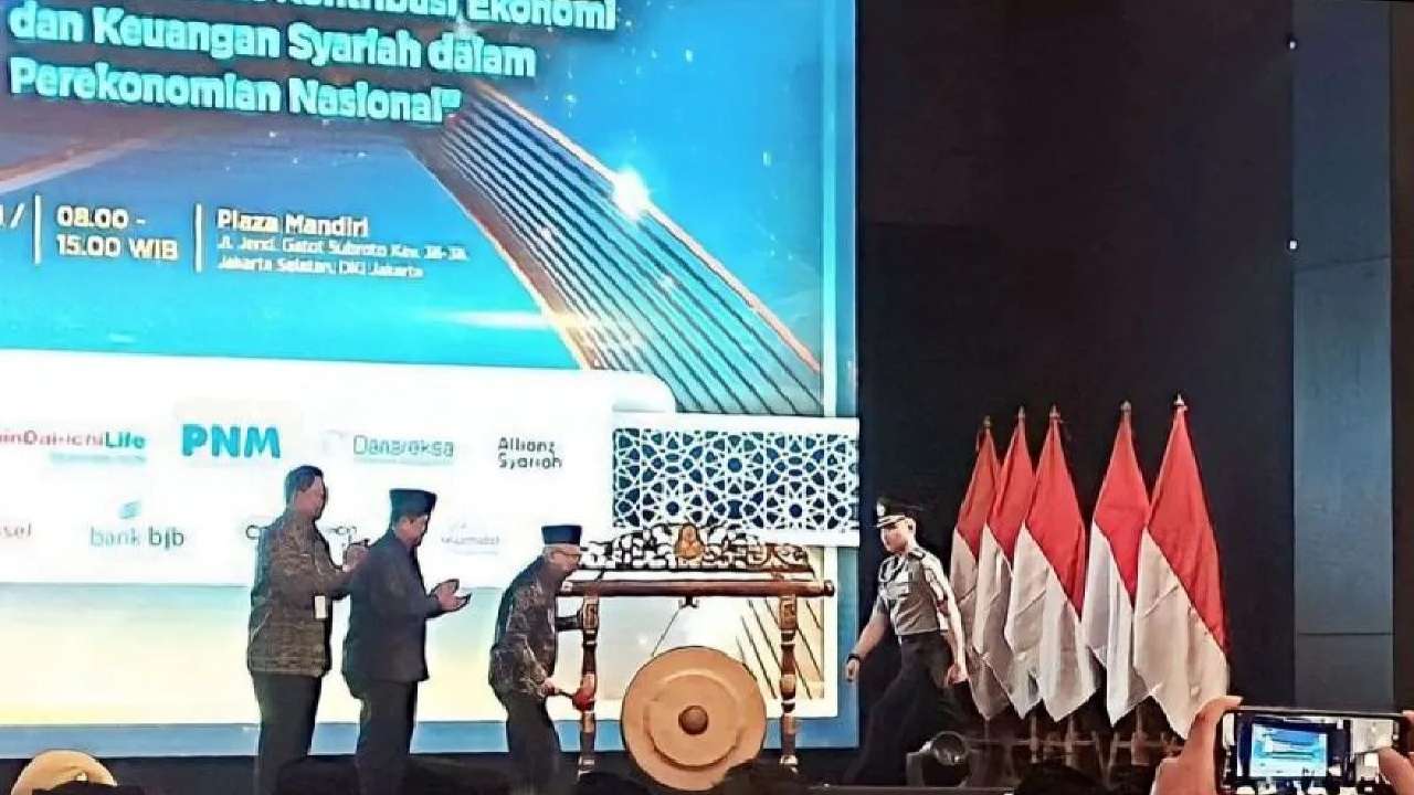 Wakil Presiden, Ma'ruf Amin, usai memukul gong dan merasakan getaran gempa di Plaza Mandiri, Jakarta, Minggu (1/10/2023). Foto: Antara