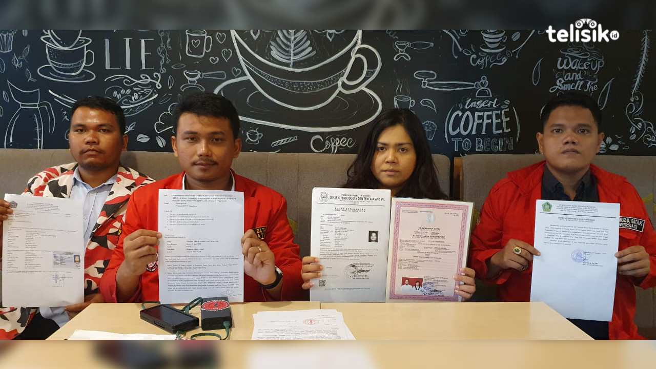 Korban didampingi dengan tim kuasa hukumnya, Paul J Tambunan (dua dari kiri) ketika memberikan keterangan. Foto: Reza Fahlefy/Telisik