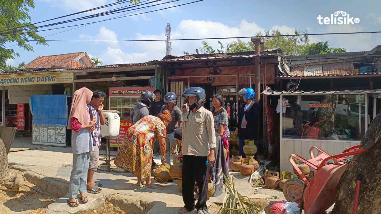 Beberapa warga tak kebagian jatah gas elpiji di pangkalan Jalan Lawata, Kecamatan Mandonga, Kota Kendari. Foto: Adinda Septia Putri/Telisik