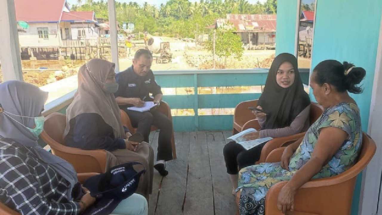 Petugas BKKBN Sulawesi Tenggara melakukan kunjungan ke warga. Foto: Facebook BKKBN Sultra