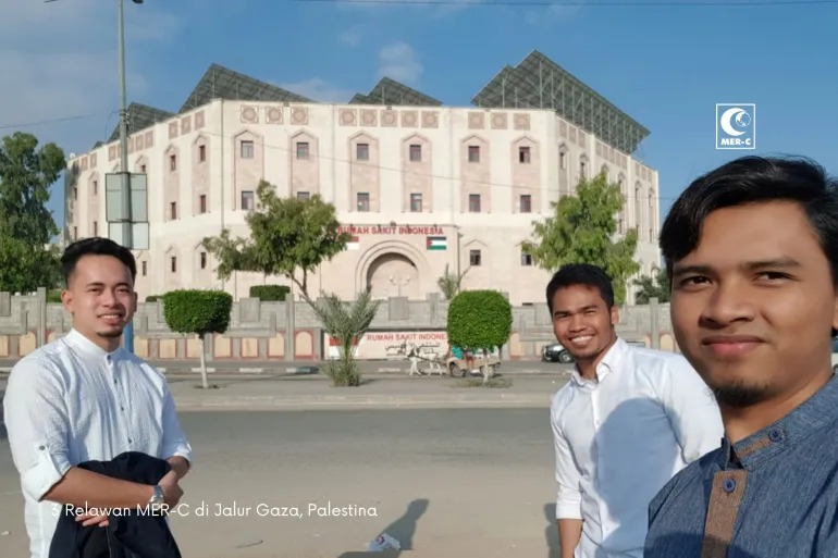 Fikri Rofiul Haq (kiri), satu dari tiga relawan yang menjalankan misi kemanusiaan di Rumah Sakit Indonesia di Gaza. Tampak belakang RS Indonesia di Gaza. Foto: MER-C