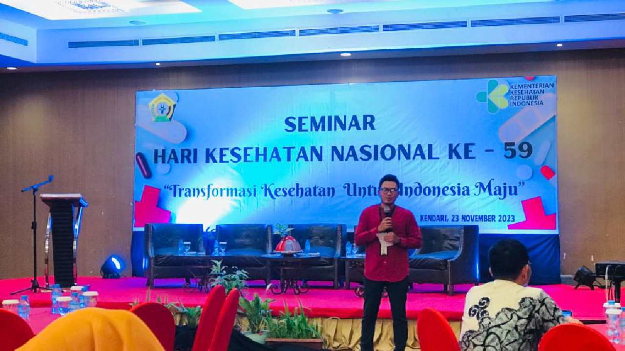 Sembari menunggu kesiapan narasumber dari pusat untuk memberikan materi, para peserta mengadakan senam bersama untuk menghilangkan jenuh. Foto: Febry Jahra Lestiani/Telisik