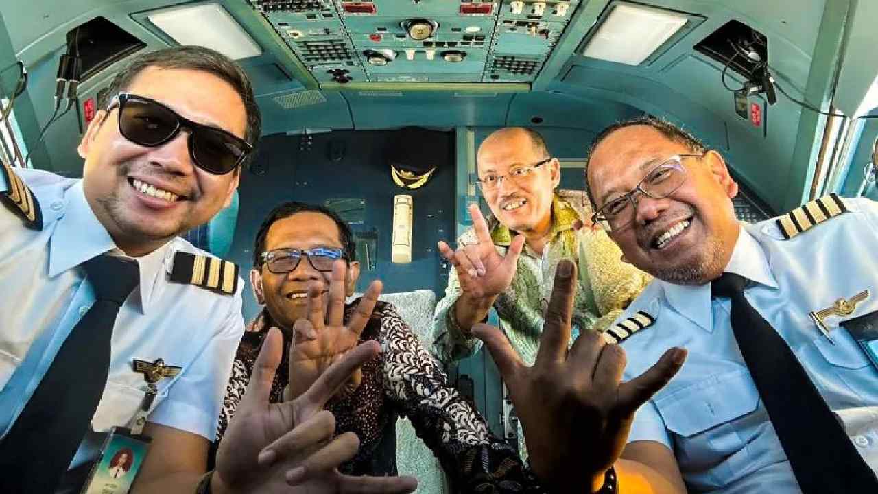 Pose tiga jari calon wakil presiden Mahfud MD bersama pilot dan co-pilot Garuda Indonesia saat penerbangan menuju Sumatera yang diunggah di akun Instagram Mahfud pada Kamis (16/11/2023) lalu. Foto: Instagram @mohmahfudmd)