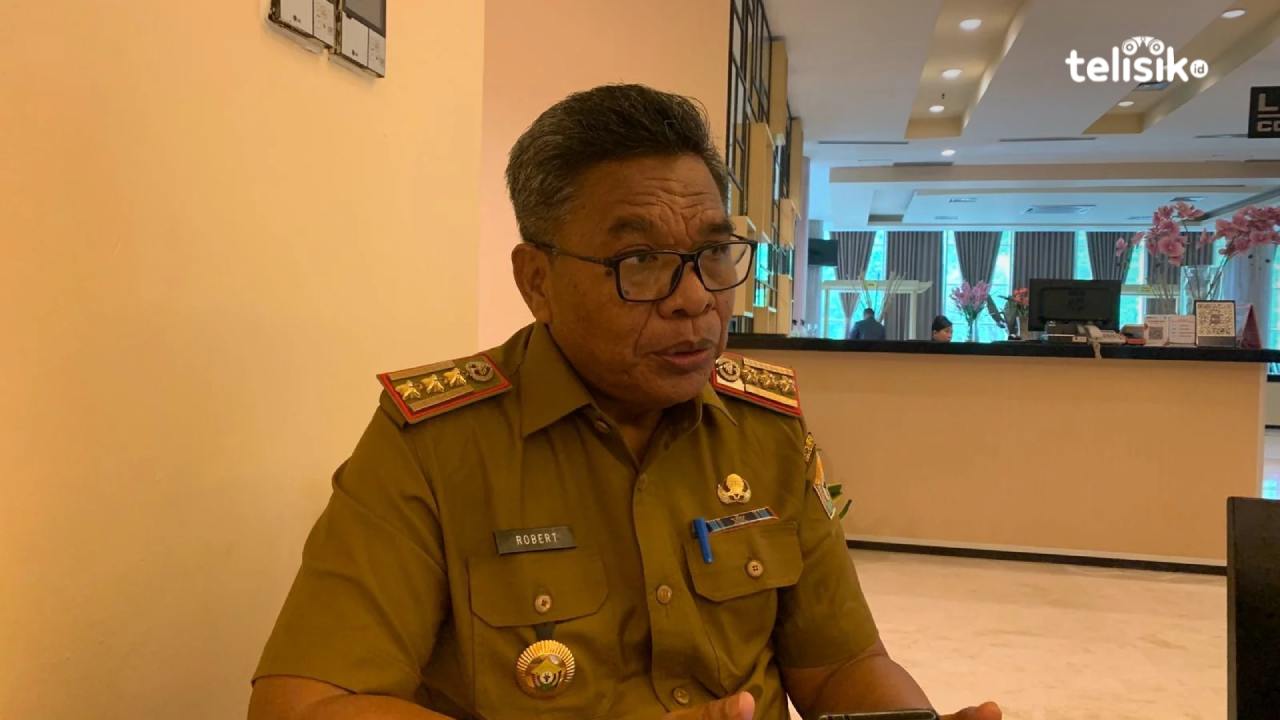 Kepala Bappeda Sulawesi Tenggara saat diwawancarai  oleh media. Foto: Ahmad Badaruddin/Telisik
