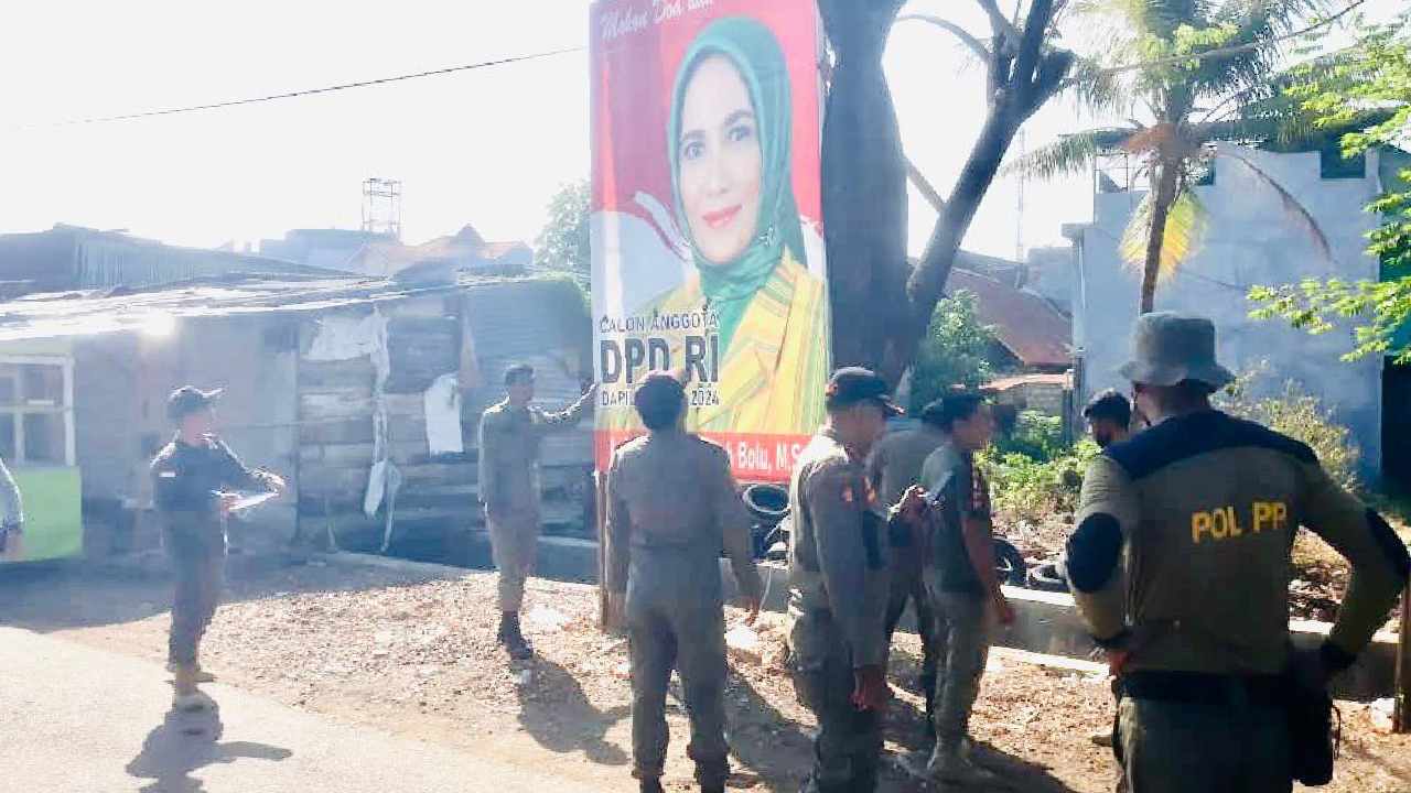 Satpol PP tertibkan APK di Kota Baubau karena belum masuk masa kampanye. Foto: Ist.
