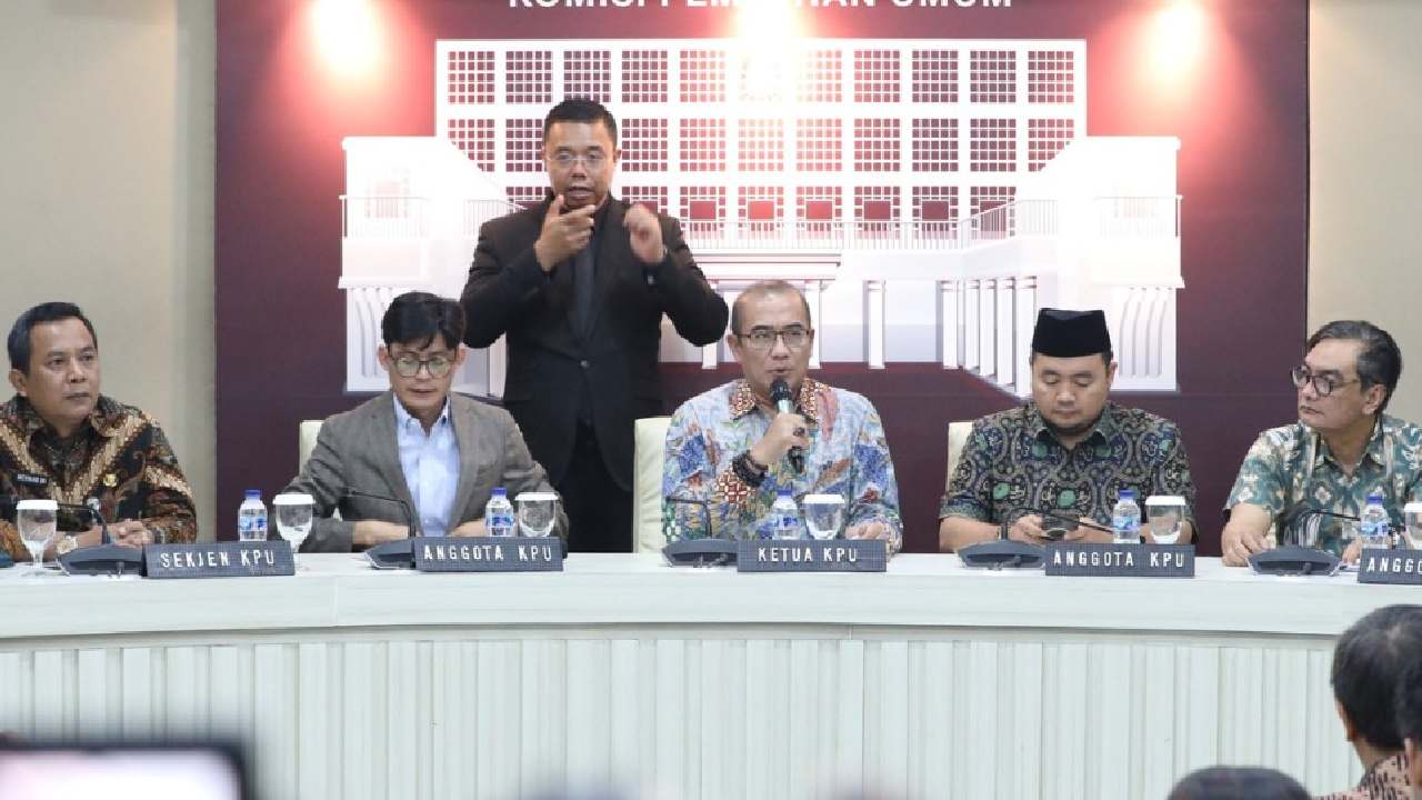 Ketua KPU RI, Hasyim Asy'ari, mengumumkan penetapan DCT DPR dan DPD RI di Media Center KPU RI, Jakarta, Jumat (3/11/2023). Foto: Humas KPU RI