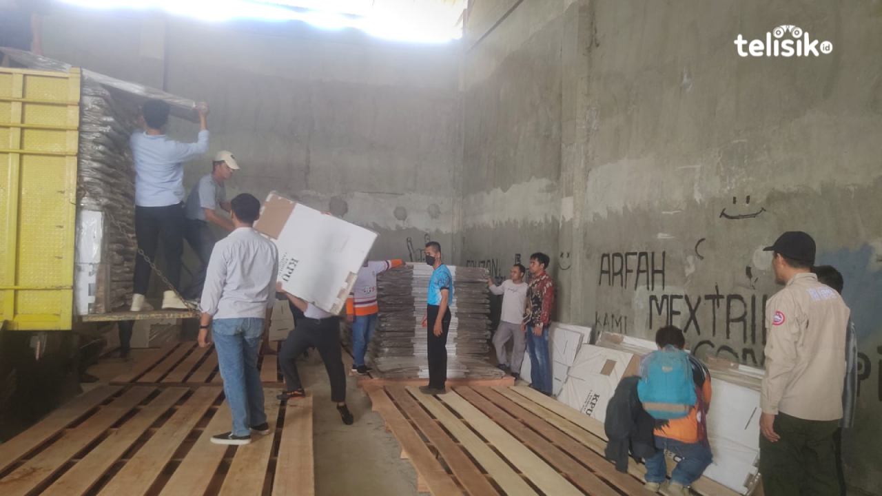 Kotak suara Pemilu 2024 diterima KPU Kota Kendari dan disimpan langsung di gudang logistik. Foto: Erni Yanti/Telisik
