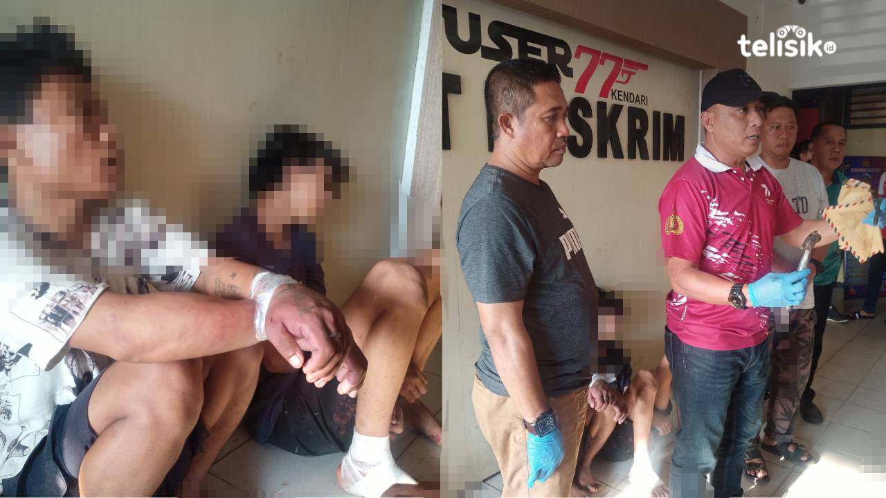 Polisi tengah menunjukan barang bukti yang digunakan dua terduga pelaku I (17), G (17) membunuh korban. Foto: Ahmad Jaelani/Telisik