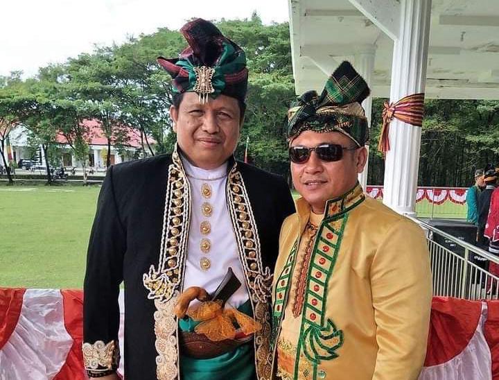 Direktur PDAM, Muhamad Nurhayat Fariki bersama Bupati Muna, LM Rusman Emba. Foto: Ist.