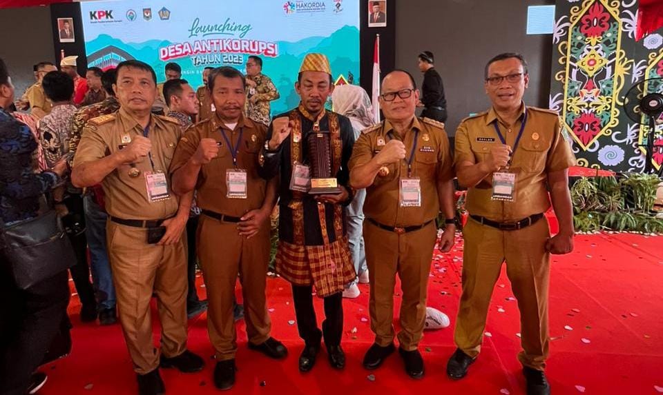 Penyerahan penghargaan kepada Desa Ahuawatu sebagai desa anti korupsi oleh KPK RI. Foto: Ist.